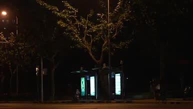 4k实拍公交车站行人视频的预览图